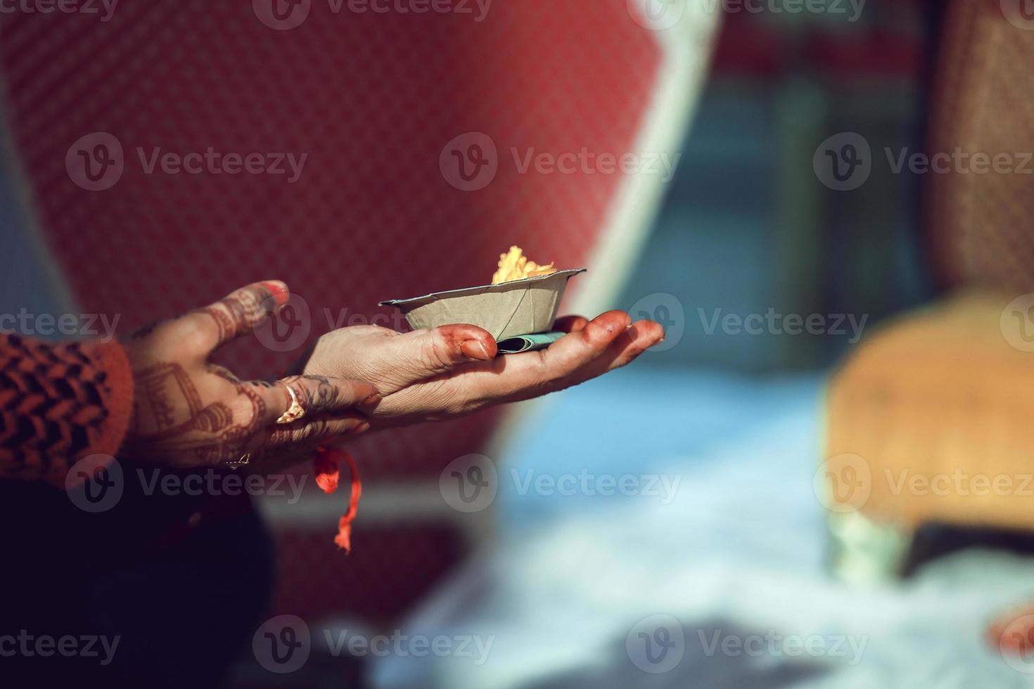 nahaufnahmehand, die blume, indische hochzeitszeremonie hält foto