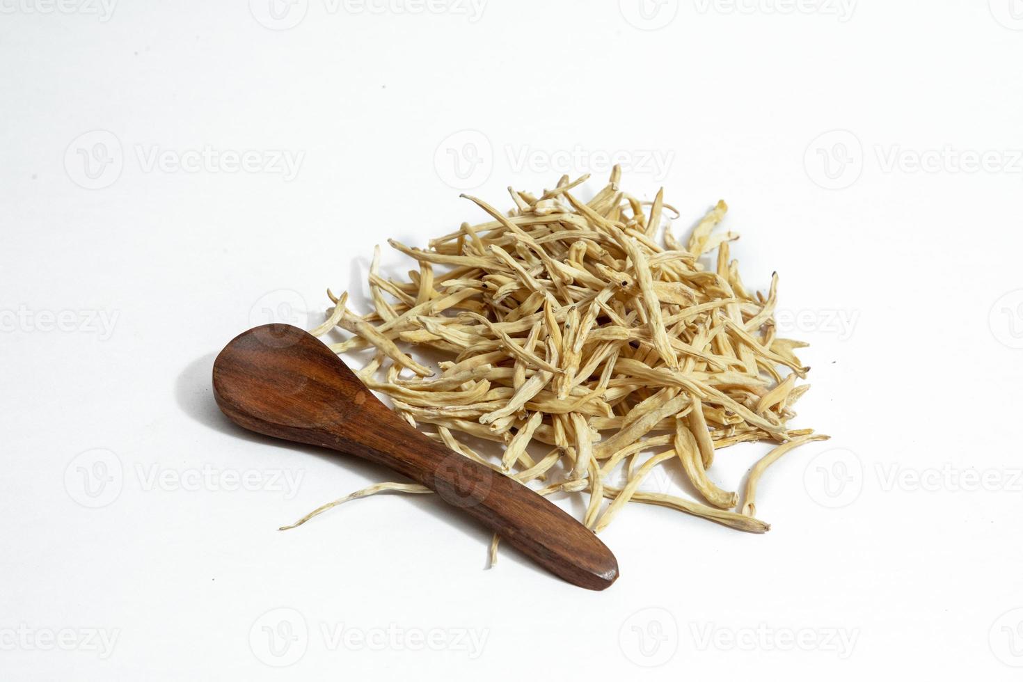 Ashwagandha oder Aswaganda oder indischer Ginseng ist eine Ayurveda-Medizin, die auf weißem Hintergrund isoliert ist foto