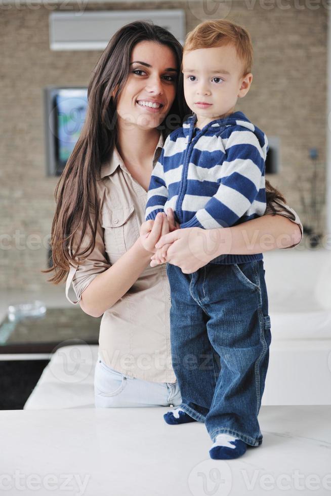 glückliche mutter und sohn zusammen zu hause foto