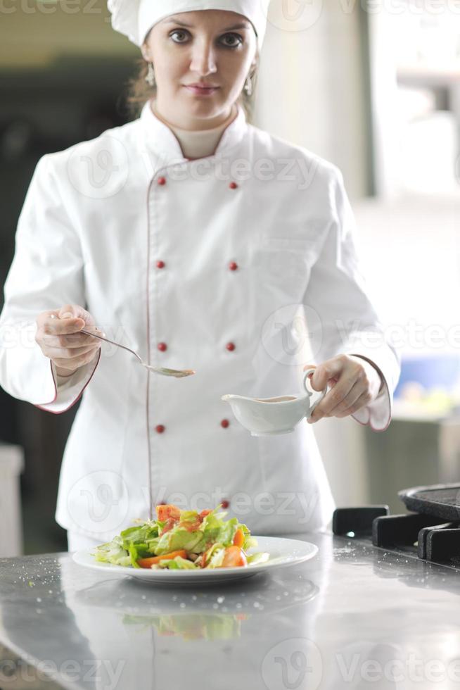 Küchenchef bereitet Mahlzeit zu foto