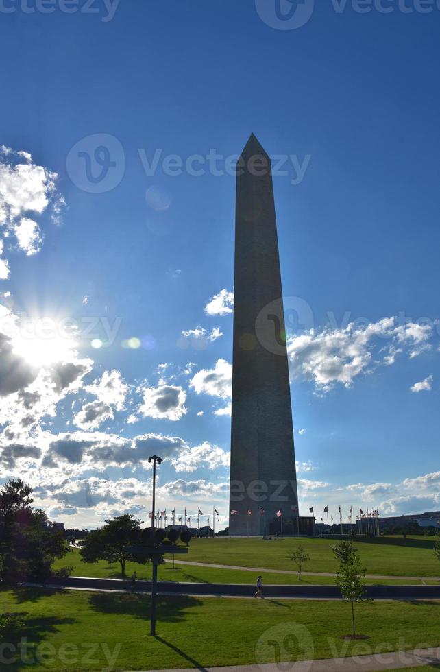 atemberaubender blick auf das washington monument in der abenddämmerung foto