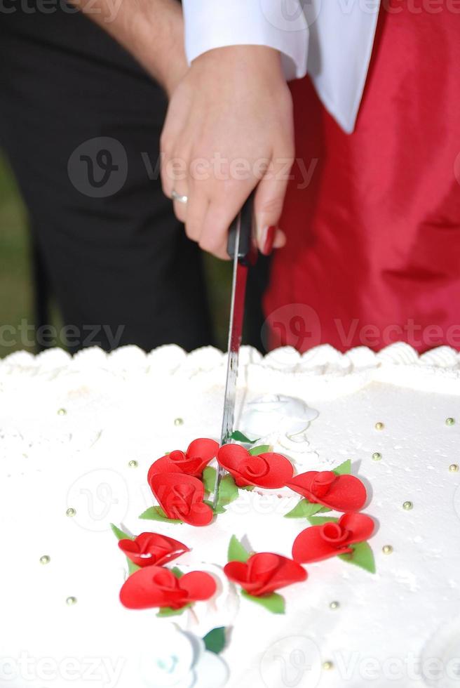 Hochzeitstorte anschneiden foto