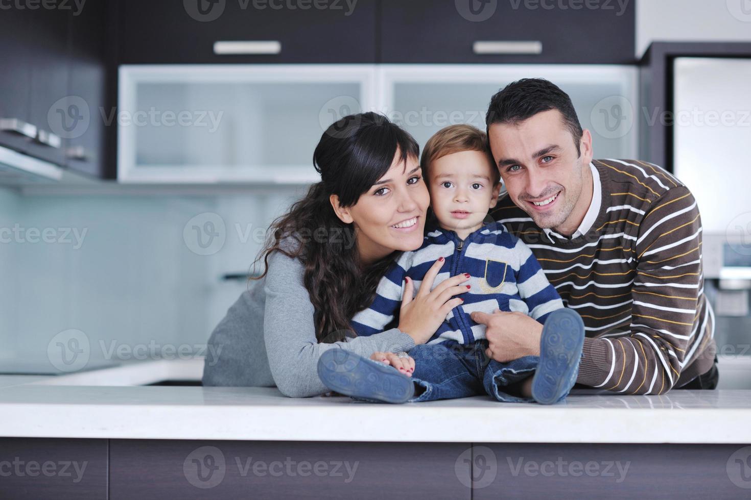 glückliche junge familie viel spaß zu hause foto