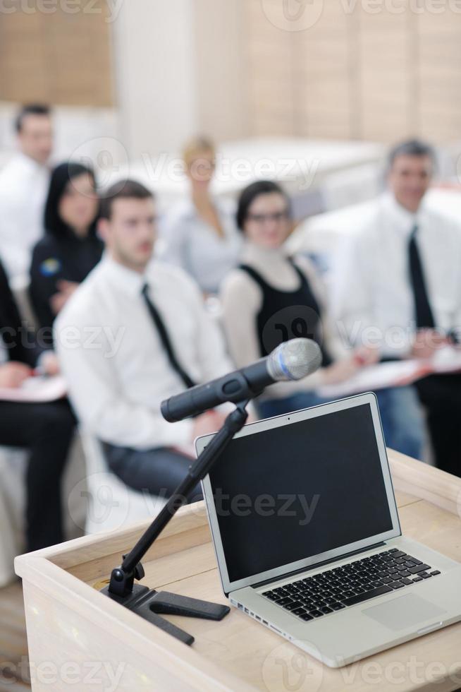 Laptop auf dem Rednerpult der Konferenz foto