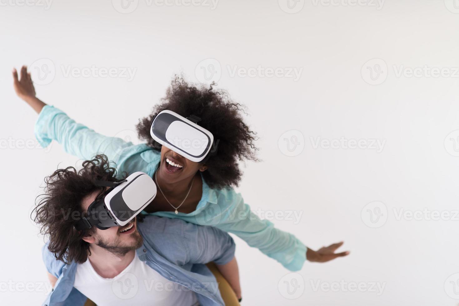multiethnisches paar, das erfahrung mit vr-headset-brillen sammelt foto