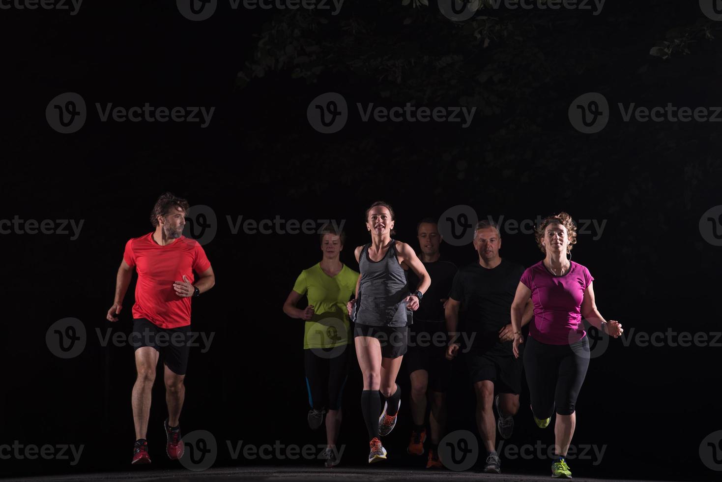 Läuferteam beim Nachttraining foto