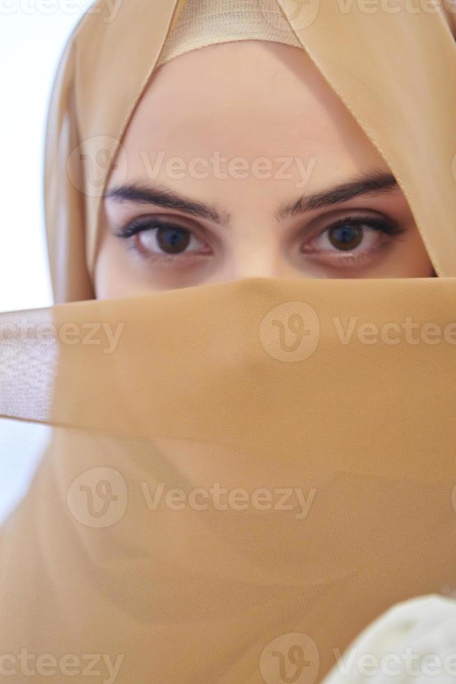 Porträt eines jungen Mädchens mit Niqab im Gesicht foto