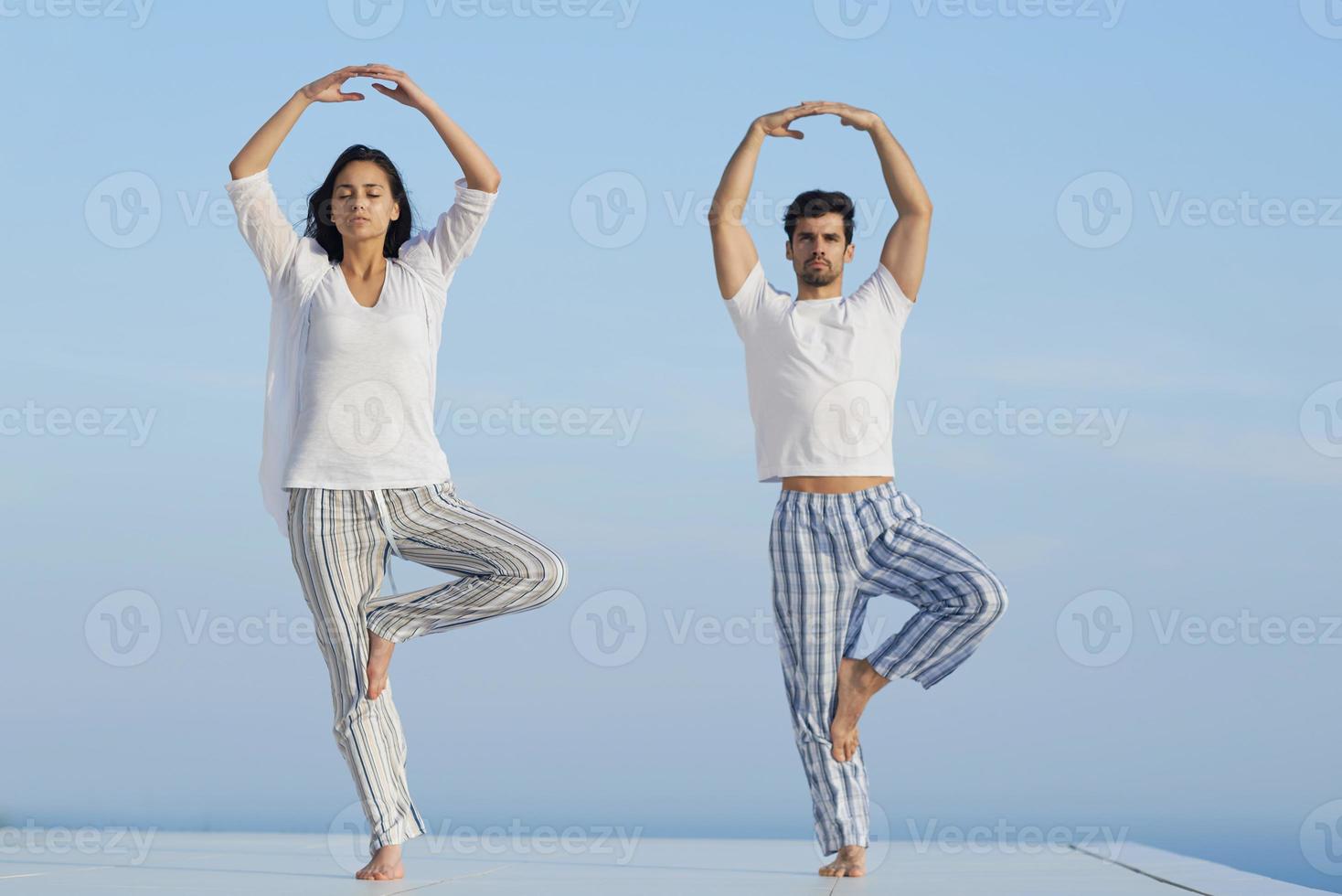 junges Paar, das Yoga praktiziert foto