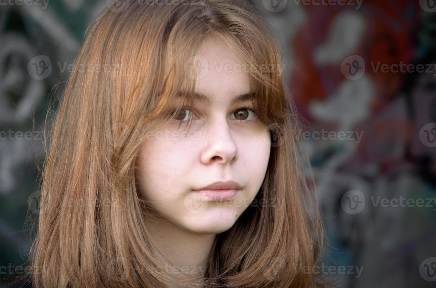 Porträt eines Mädchens in einem verlassenen Gebäude. der grüblerische Teenager foto