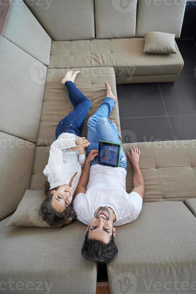 Paar im modernen Zuhause mit Tablet-Computer foto