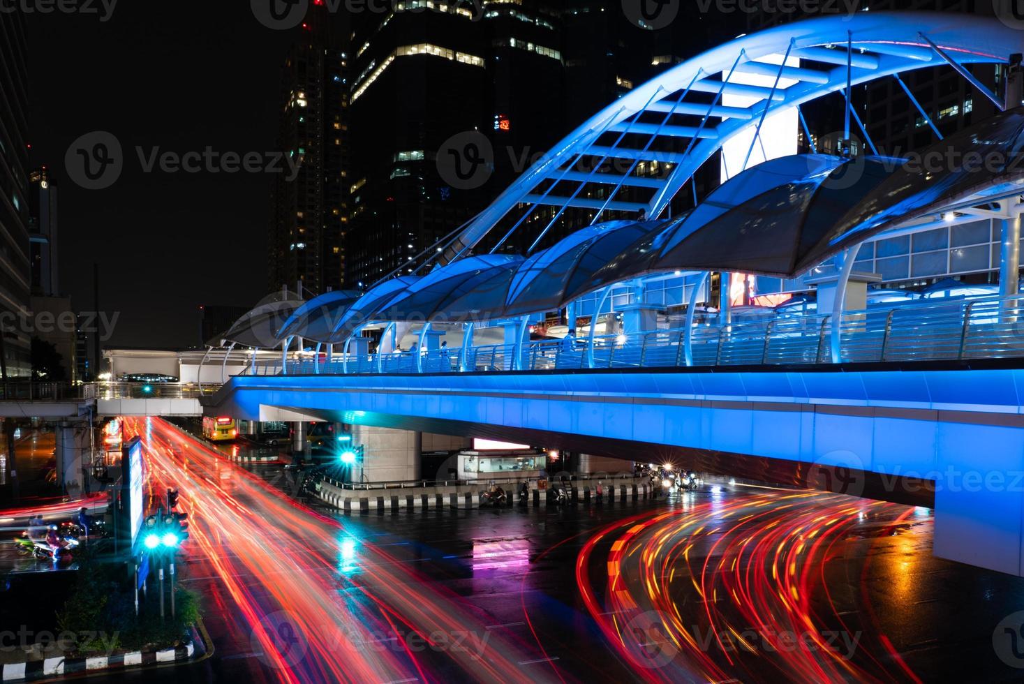 stadtbild von bangkok bei nacht mit beleuchtung von skywalk und fahrzeugen foto