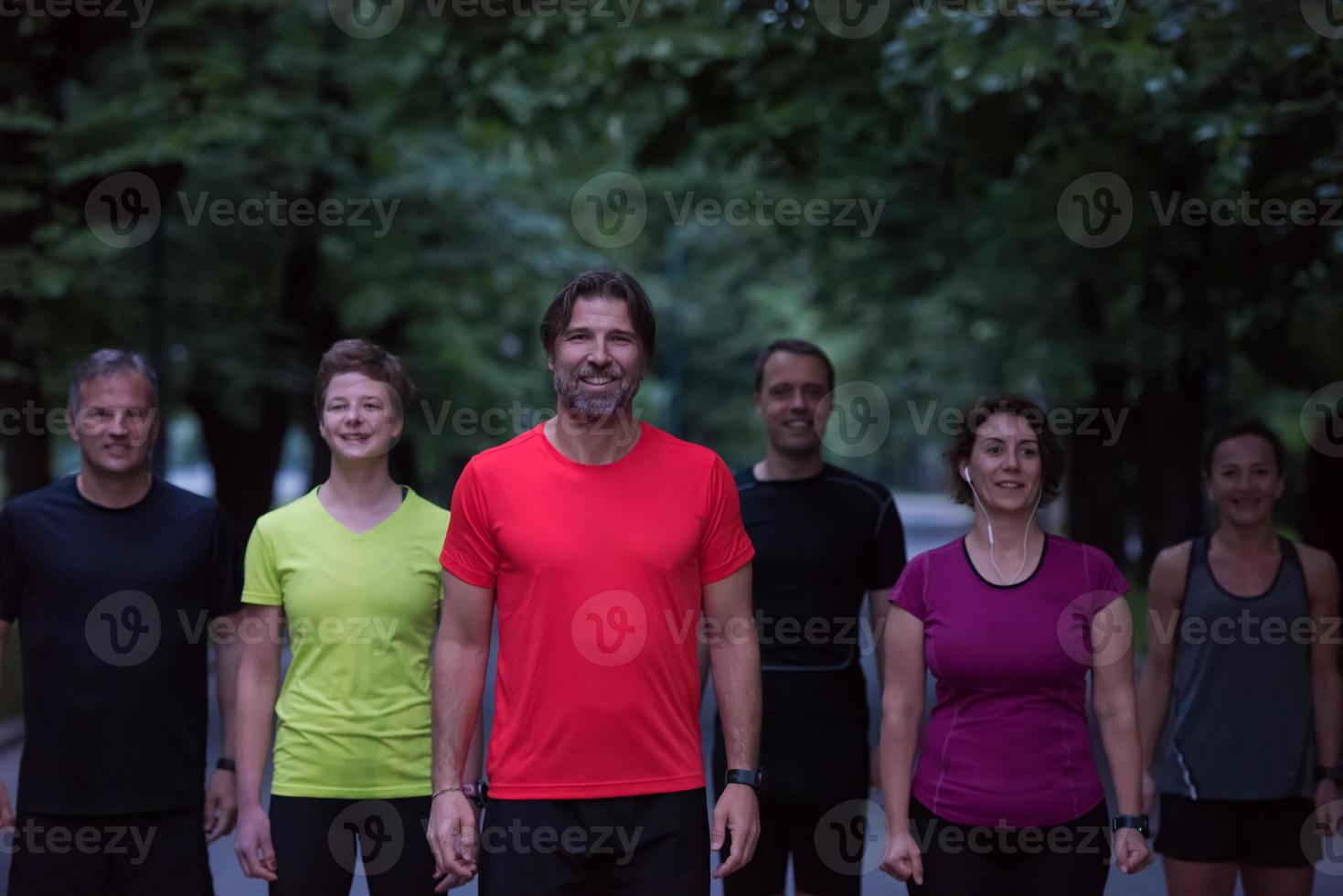 Läuferteam beim Nachttraining foto