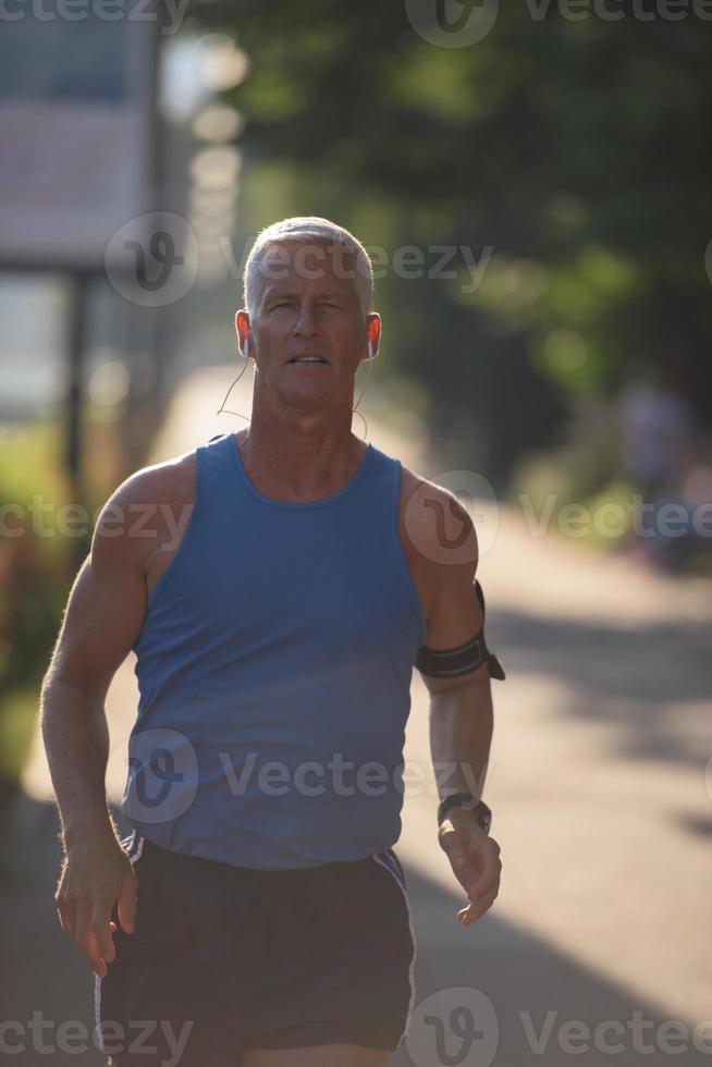 schöner älterer Mann beim Joggen foto