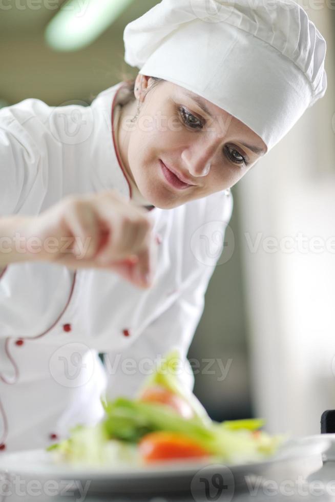 Küchenchef bereitet Mahlzeit zu foto