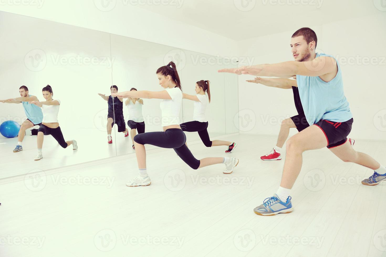 Jugendgruppe im Fitnessclub foto