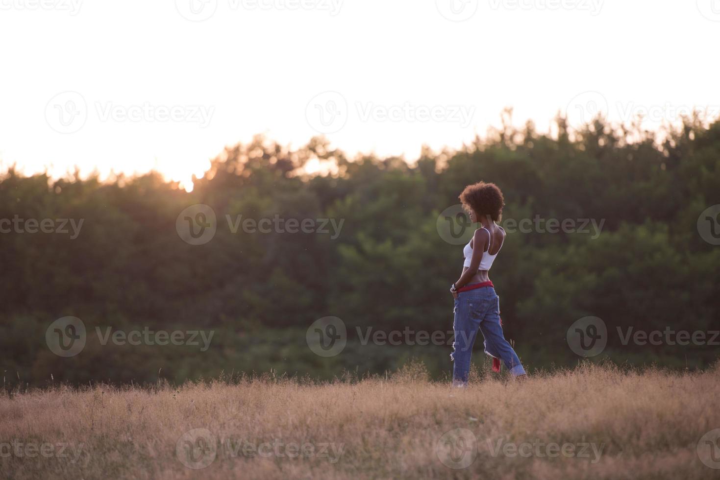 junge schwarze Frau in der Natur foto
