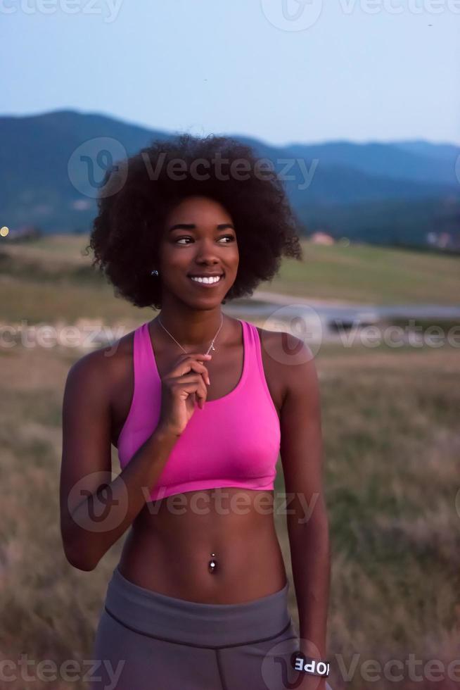 junge schwarze Frau in der Natur foto