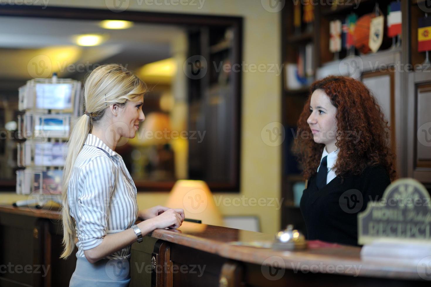 Blick auf die Hotelrezeption foto