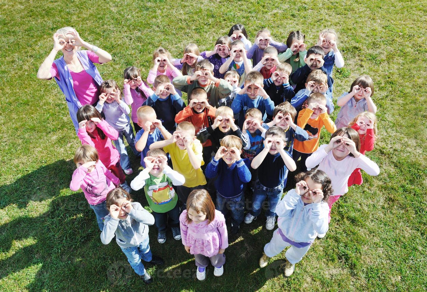 Vorschulkinder im Freien haben Spaß foto