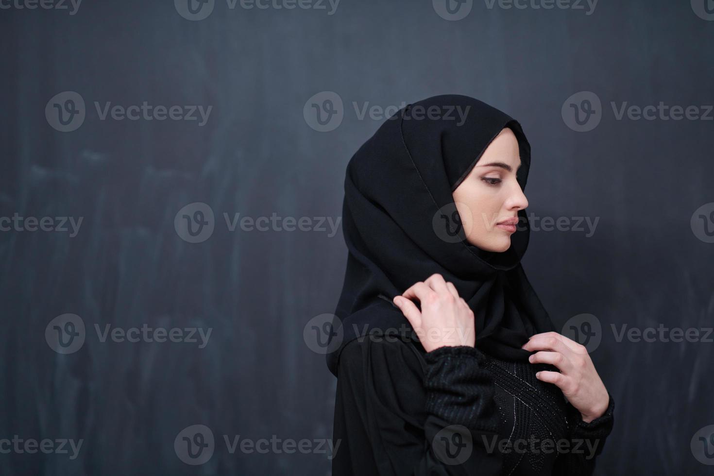 Porträt einer schönen muslimischen Frau vor einer schwarzen Tafel foto