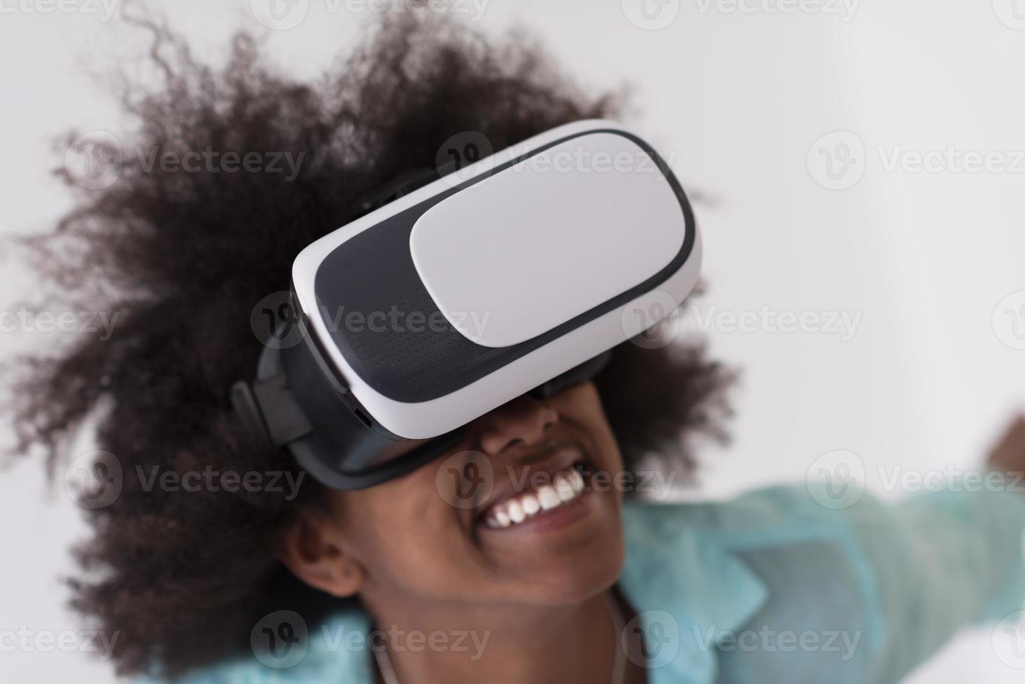 schwarzes mädchen mit vr-headset-brille der virtuellen realität foto