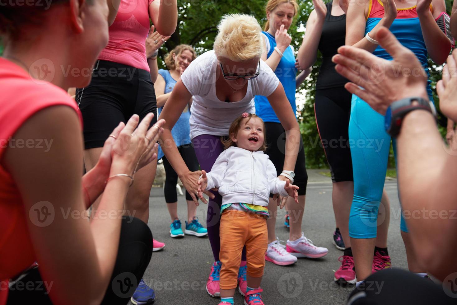 jogging people group viel spaß mit baby girl foto