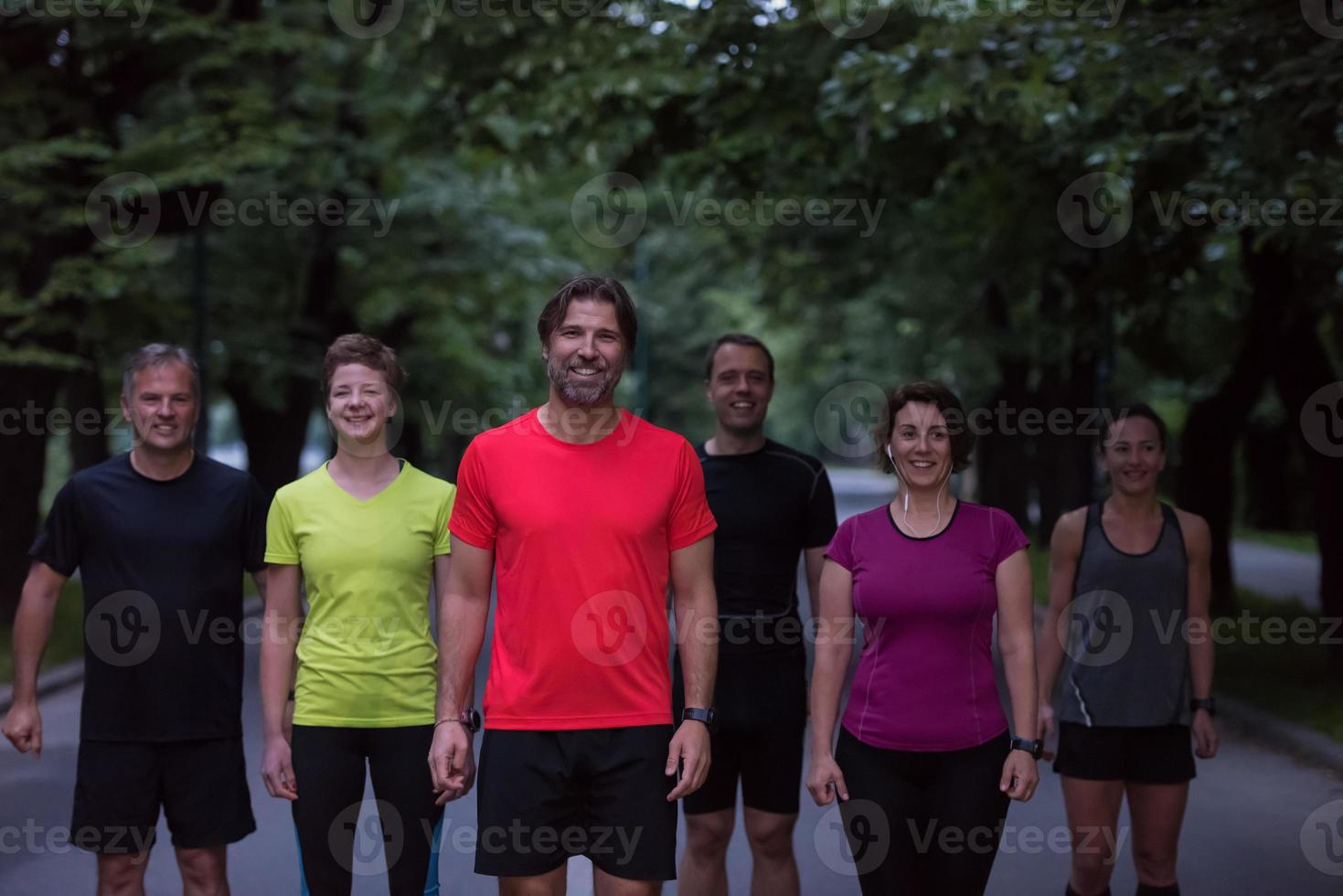 Läuferteam beim Nachttraining foto