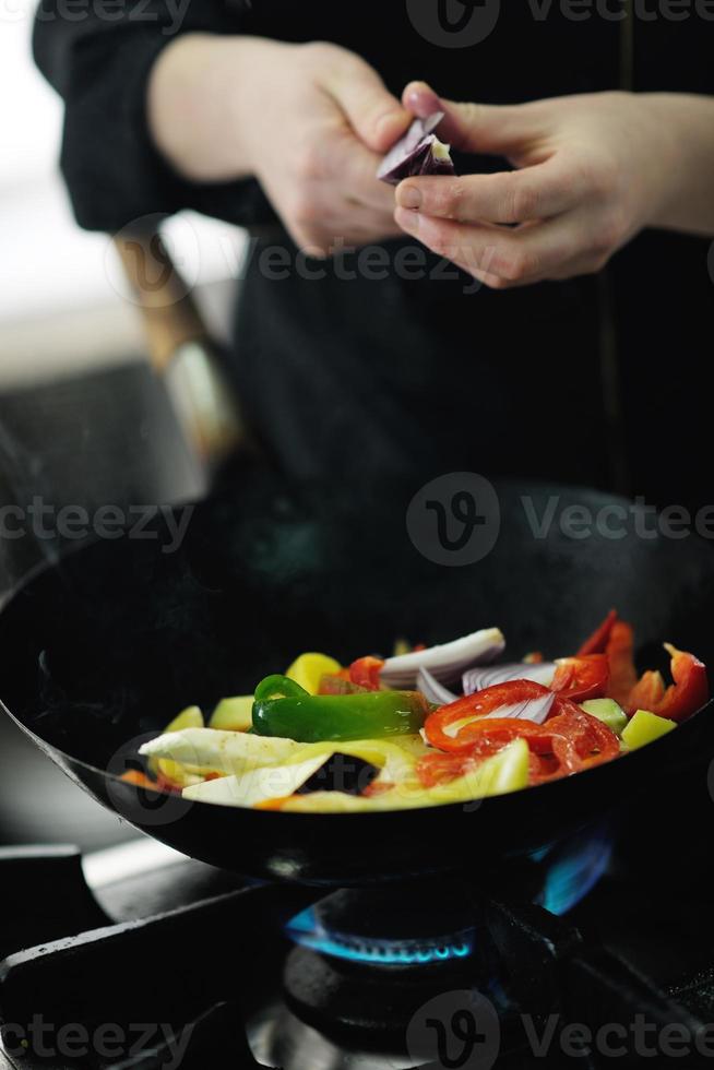Küchenchef bereitet Mahlzeit zu foto