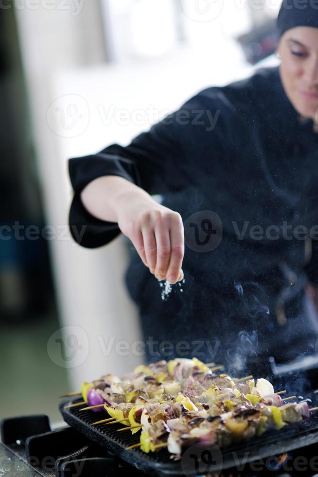 Küchenchef bereitet Mahlzeit zu foto