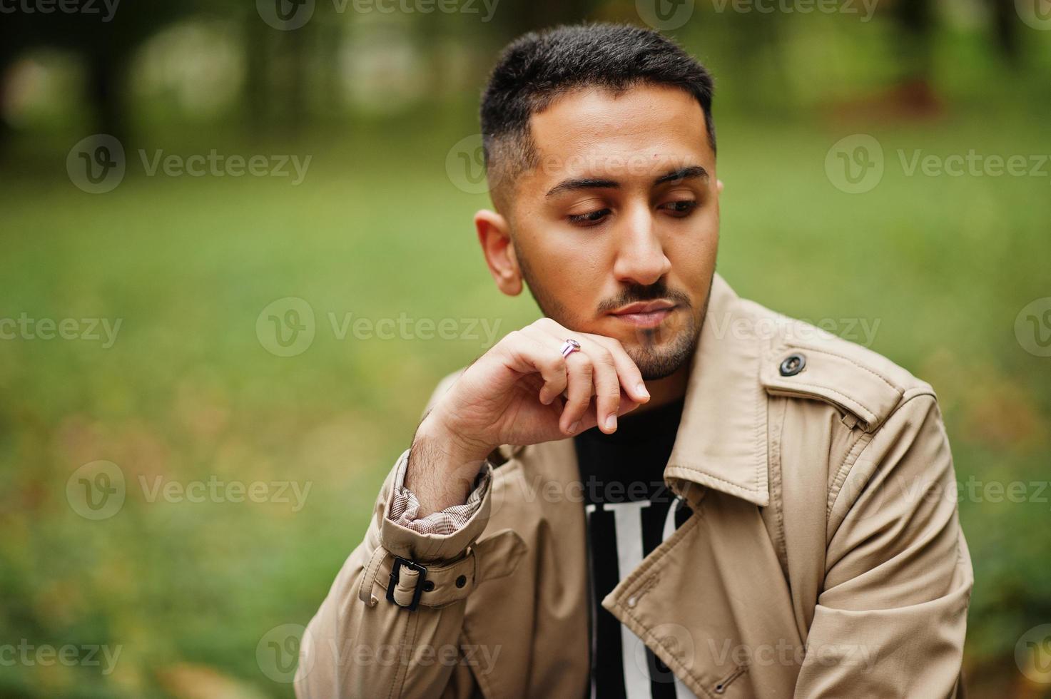 stilvoller kuwaitischer Mann im Trenchcoat. foto