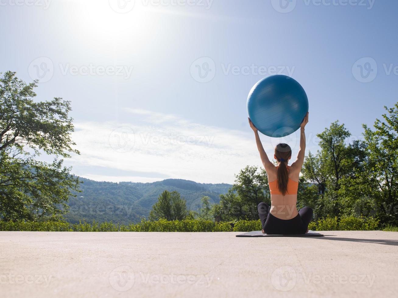 frau, die übung mit pilatesball tut foto