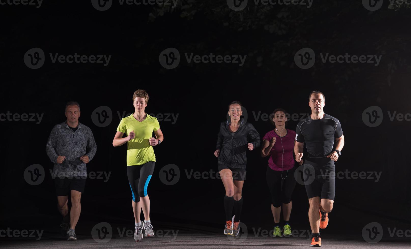 Läuferteam beim Nachttraining foto