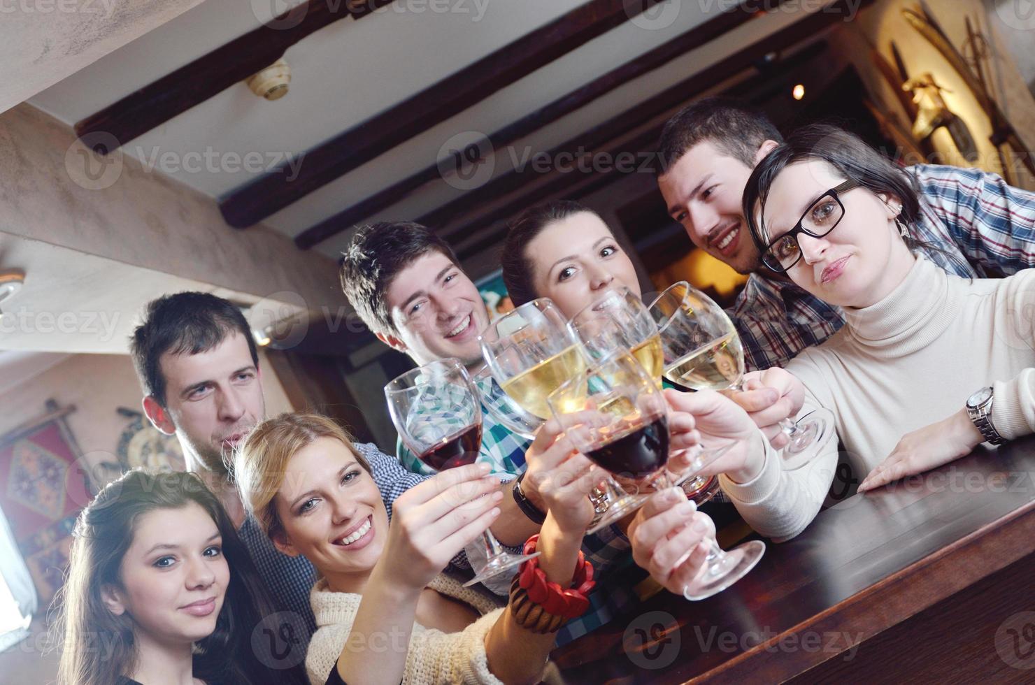 Gruppe fröhlicher junger Menschen foto