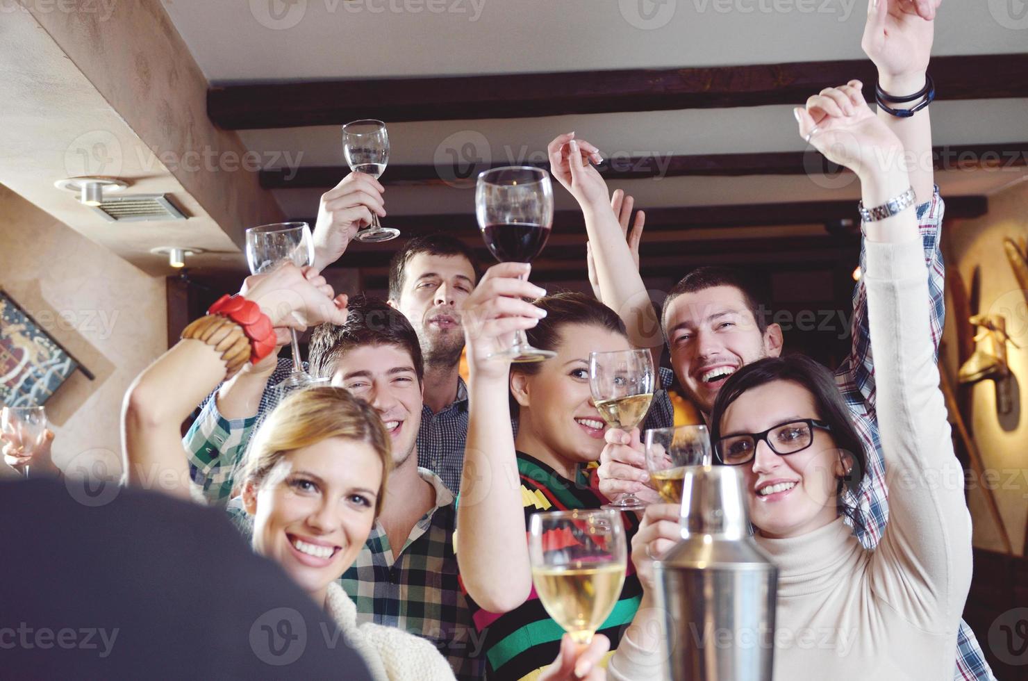 Gruppe fröhlicher junger Menschen foto