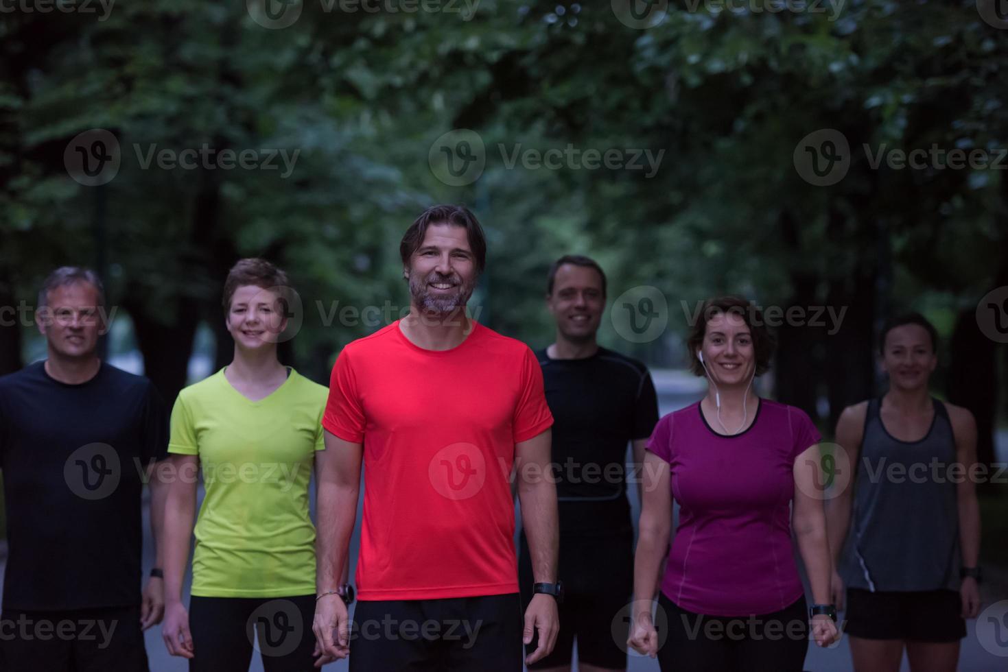 Läuferteam beim Nachttraining foto