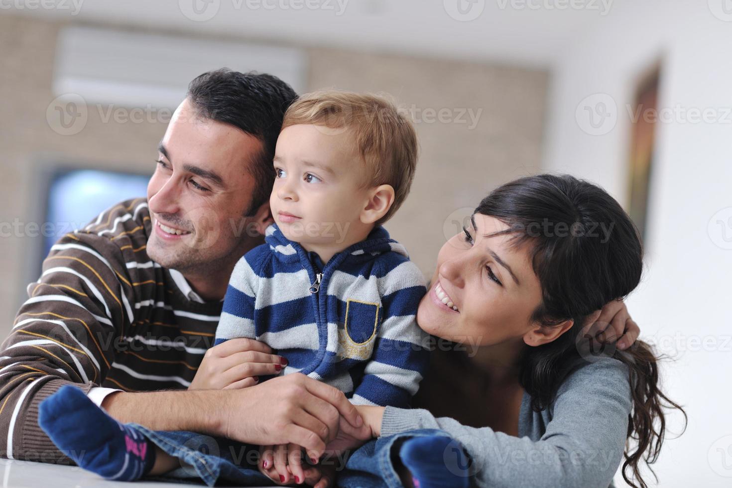 glückliche junge familie viel spaß zu hause foto