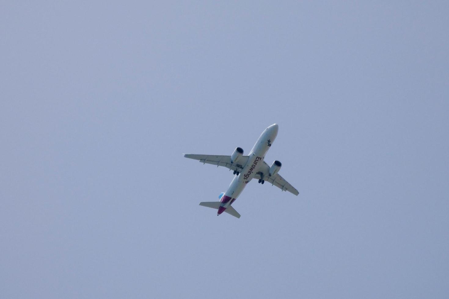 Verkehrsflugzeuge, die unter blauem Himmel fliegen und am Flughafen ankommen foto