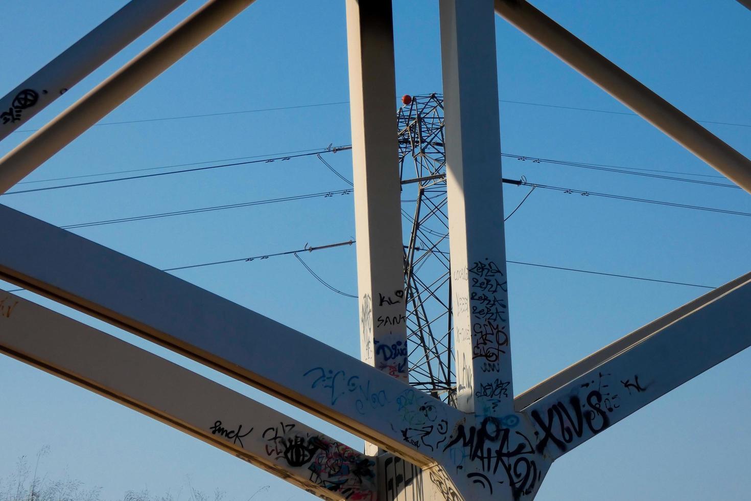 moderne Flussbrücke, eine technische Meisterleistung, die täglich Tausende von Fahrzeugen passieren foto