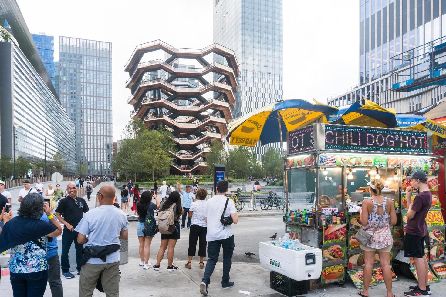 new york city, usa-7. august 2019-touristen bewundern und spazieren in der nähe der architektonischen struktur namens schiff in manhattan an einem bewölkten tag foto