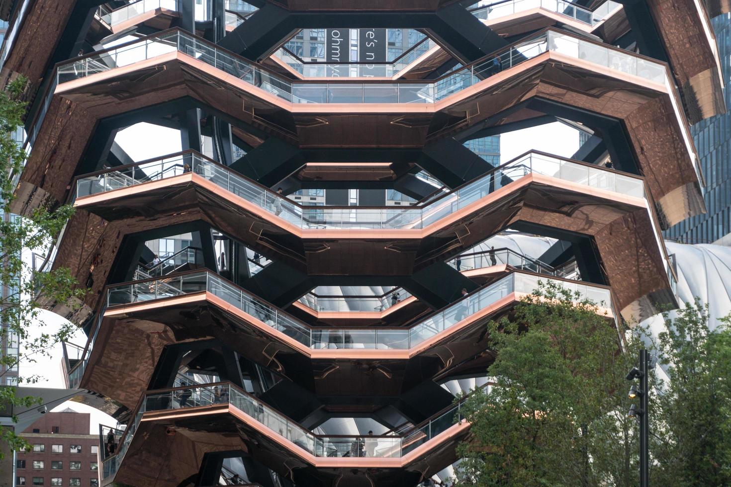 new york city, usa-7. august 2019 - blick auf die architektonische struktur namens schiff in manhattan an einem bewölkten tag foto