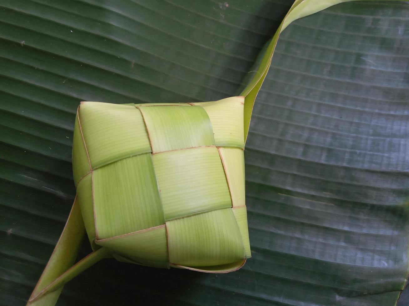 isoliert. leere Ketupat wurde nicht mit Reis gefüllt. in indonesien erscheint es oft vor der feier von eid al-fitr nach ramadan. Designkonzept, dunkelgrüner Hintergrund. foto