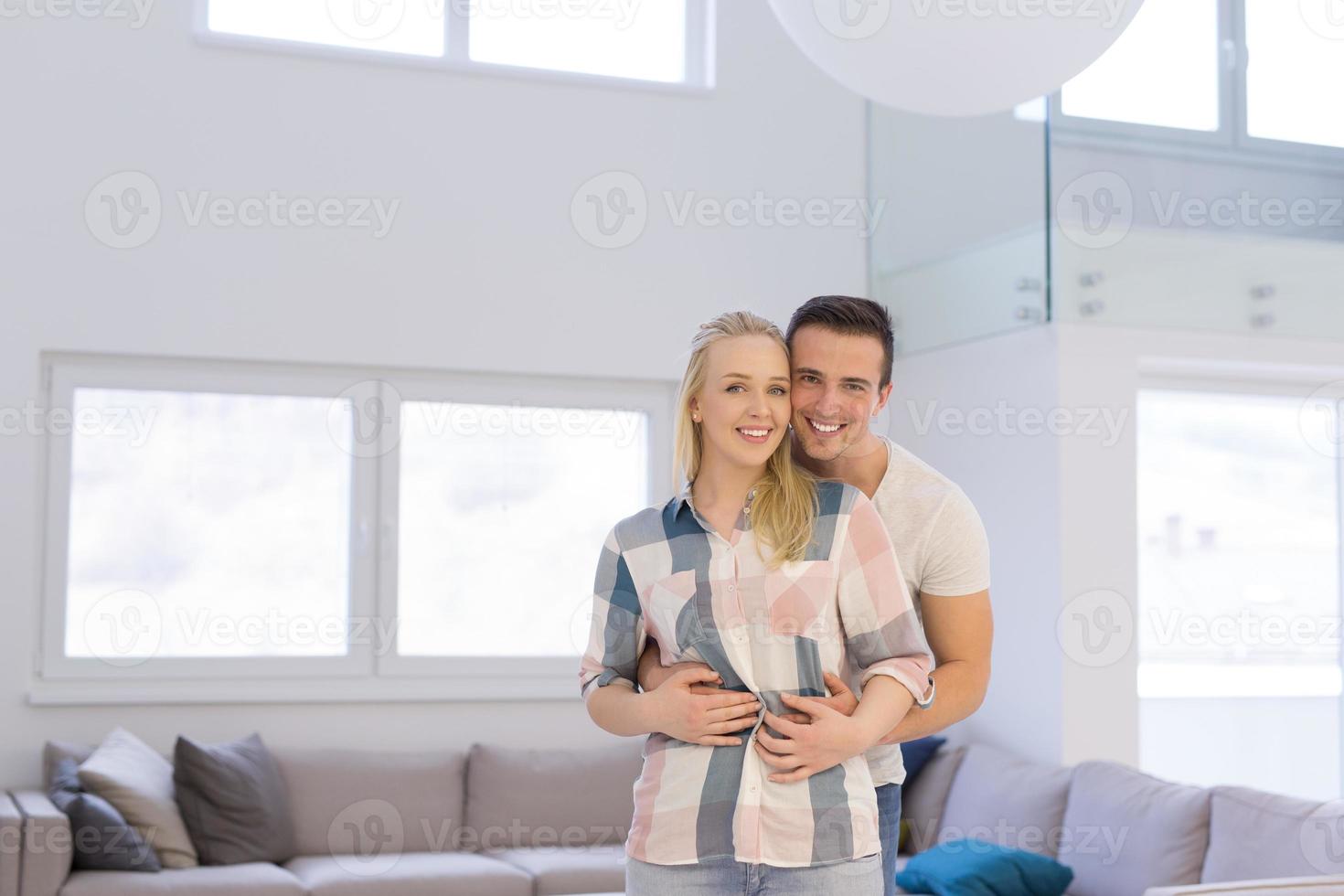 Paar umarmt sich in ihrem neuen Zuhause foto