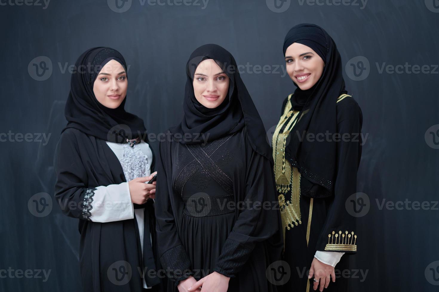 Porträt von arabischen Frauen, die traditionelle Kleidung oder Abaya tragen foto