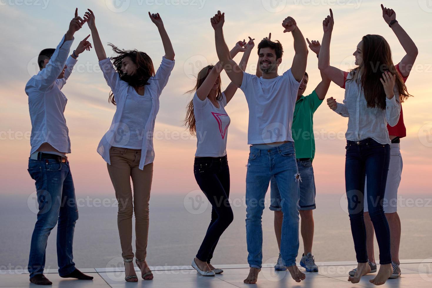 Partyvolk bei Sonnenuntergang foto