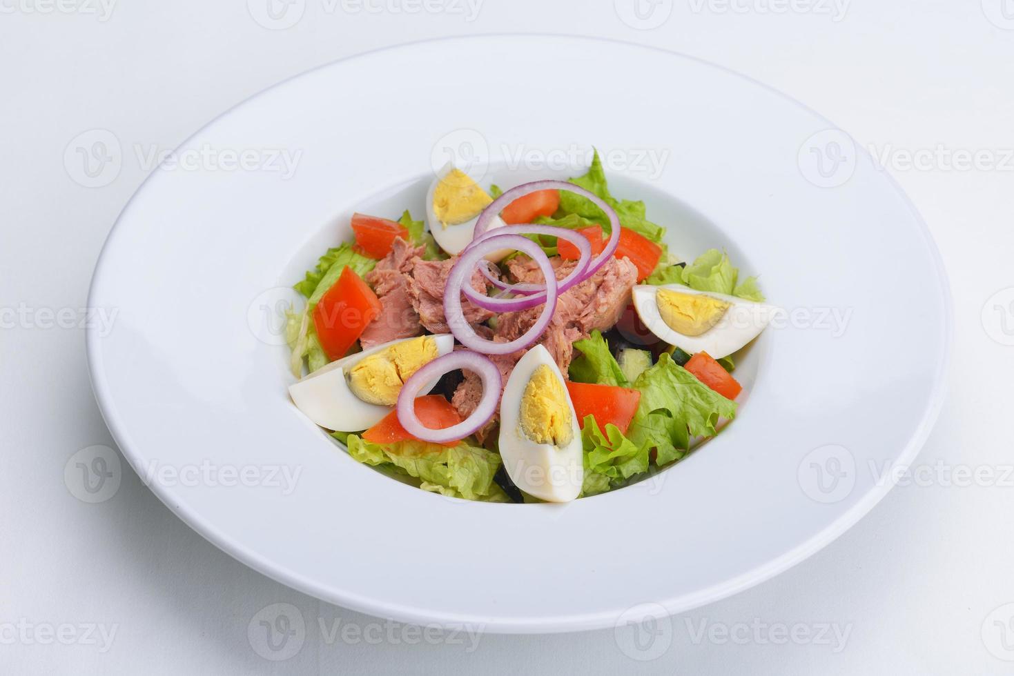 Salat auf weißer Oberfläche foto