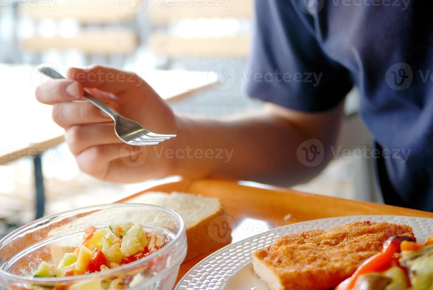 Mann isst gesundes Essen in einem Restaurant foto