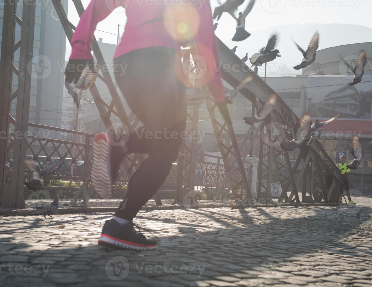 sportliche frau, die am morgen joggt foto