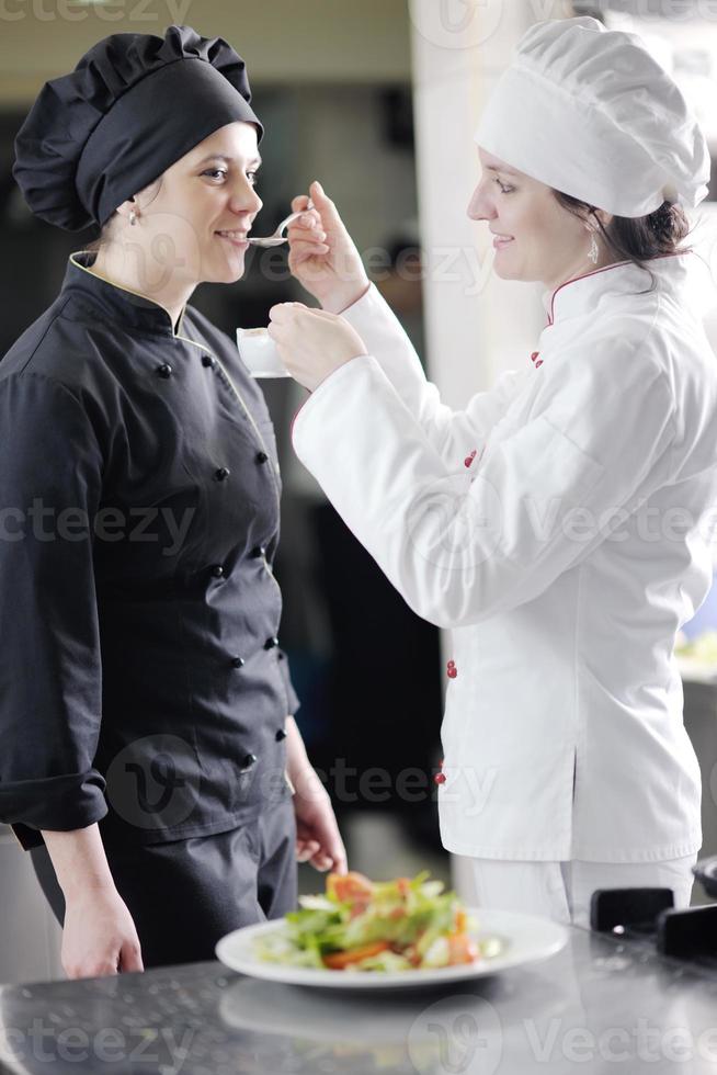 Küchenchef bereitet Mahlzeit zu foto