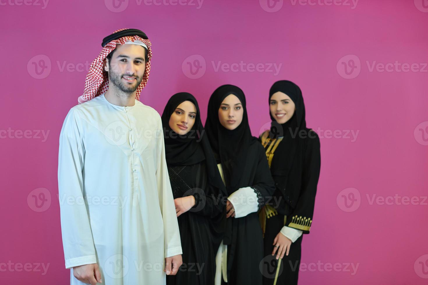 Porträt junger Muslime in traditioneller Kleidung foto