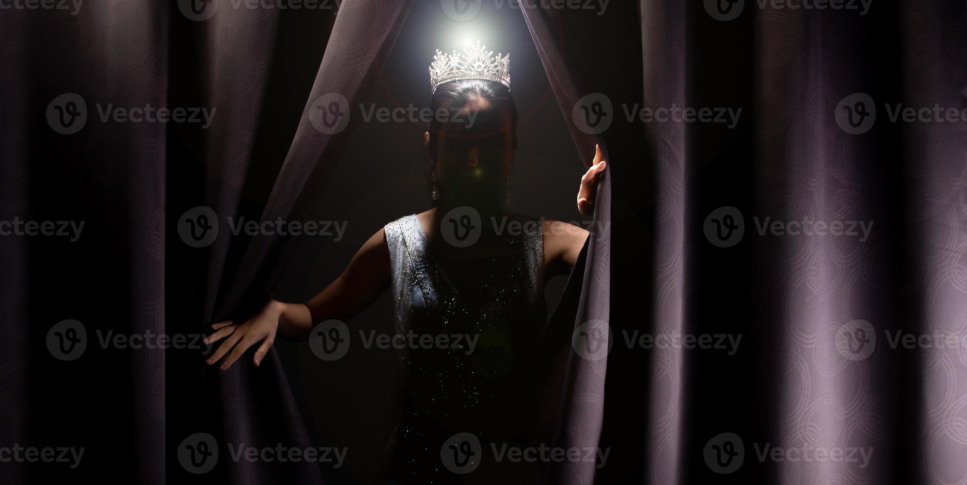 Miss Festzug Schönheitswettbewerb trägt Pailletten Abendkleid langes Kleid mit funkelnder Diamantkrone, asiatische Frau öffnet lila Vorhang nach dem Gewinn der letzten Runde als neue Lebensweise, Gelegenheit, Veränderung, isoliert foto